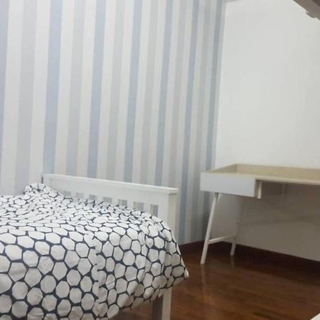 3Rooms 10Pax Mc 5 Star Hotel Sofa&Bed Mrt Mcd Axiata Seri Kembangan Exterior photo
