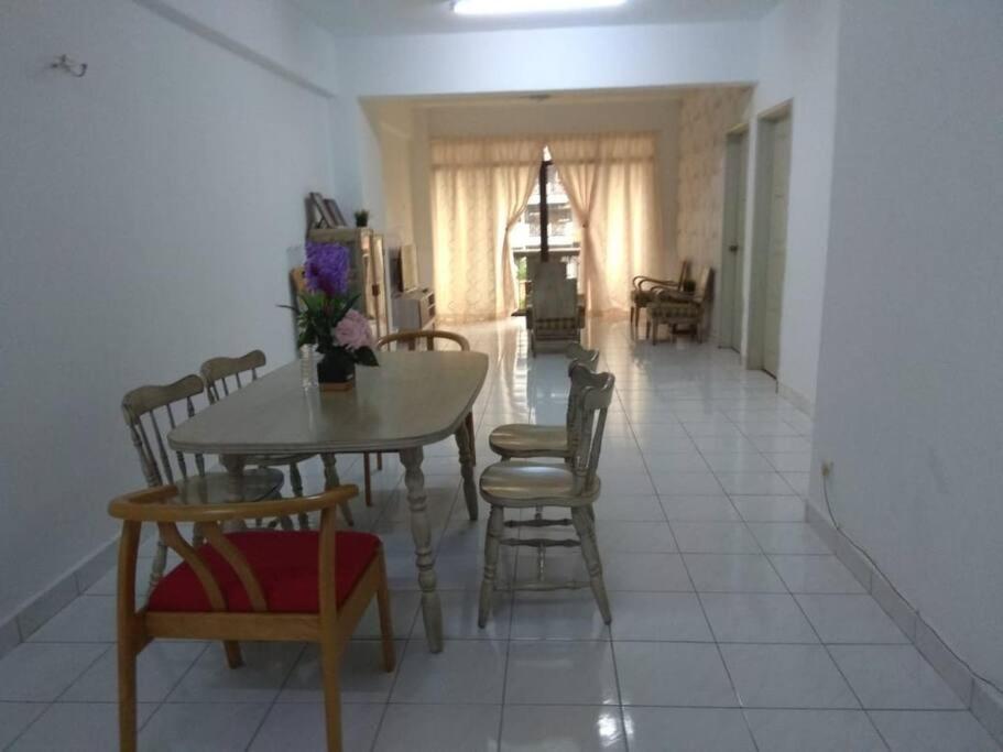 3Rooms 10Pax Mc 5 Star Hotel Sofa&Bed Mrt Mcd Axiata Seri Kembangan Exterior photo