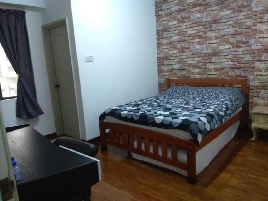 3Rooms 10Pax Mc 5 Star Hotel Sofa&Bed Mrt Mcd Axiata Seri Kembangan Exterior photo