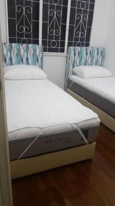 3Rooms 10Pax Mc 5 Star Hotel Sofa&Bed Mrt Mcd Axiata Seri Kembangan Exterior photo