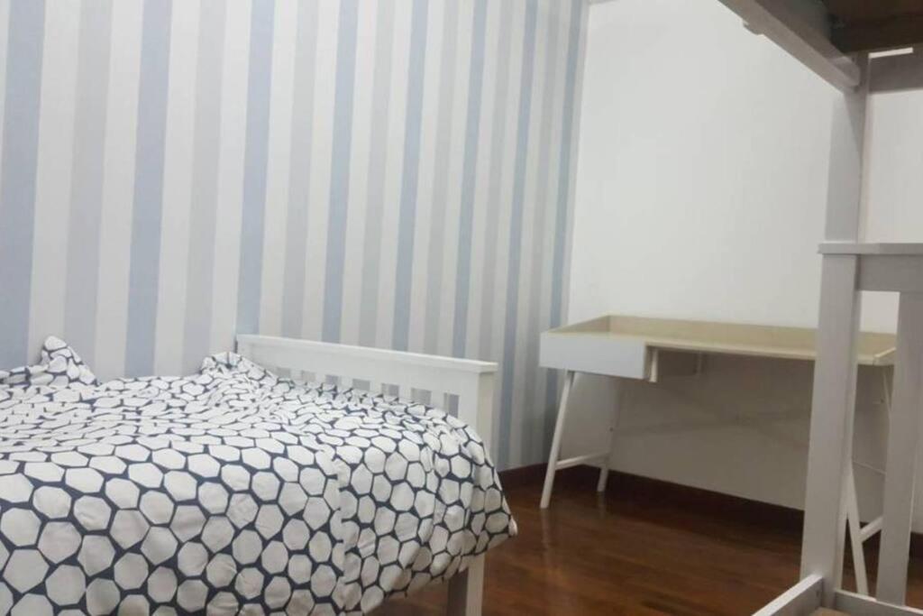 3Rooms 10Pax Mc 5 Star Hotel Sofa&Bed Mrt Mcd Axiata Seri Kembangan Exterior photo
