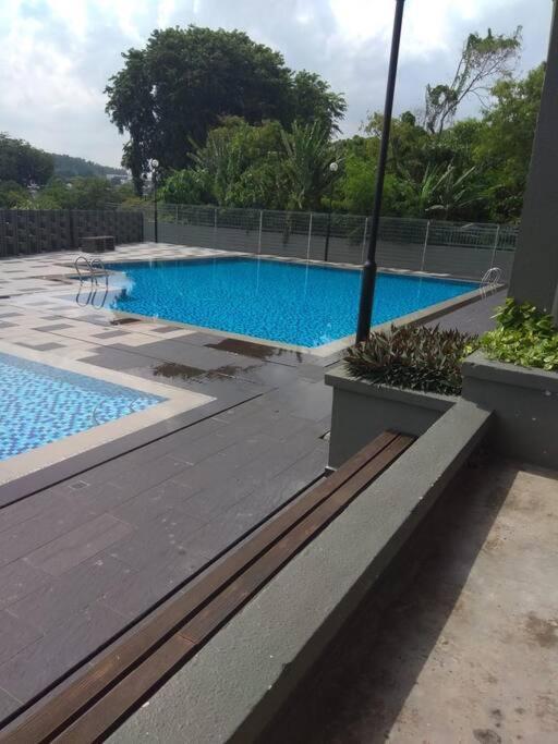 3Rooms 10Pax Mc 5 Star Hotel Sofa&Bed Mrt Mcd Axiata Seri Kembangan Exterior photo